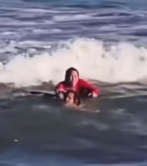 [Vídeo] Surfista salva mulher de afogamento na Praia do Francês