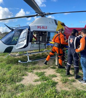 Duas pessoas ficam feridas após carro bater em árvore em Coruripe