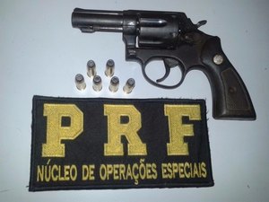 PRF prende foragido da Justiça e homem por porte ilegal