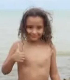 Menino de 6 anos é encontrado morto em terreno baldio em de Maceió