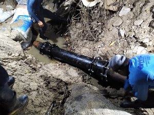 Casal conclui conserto de adutora e água chega a Poço das Trincheiras