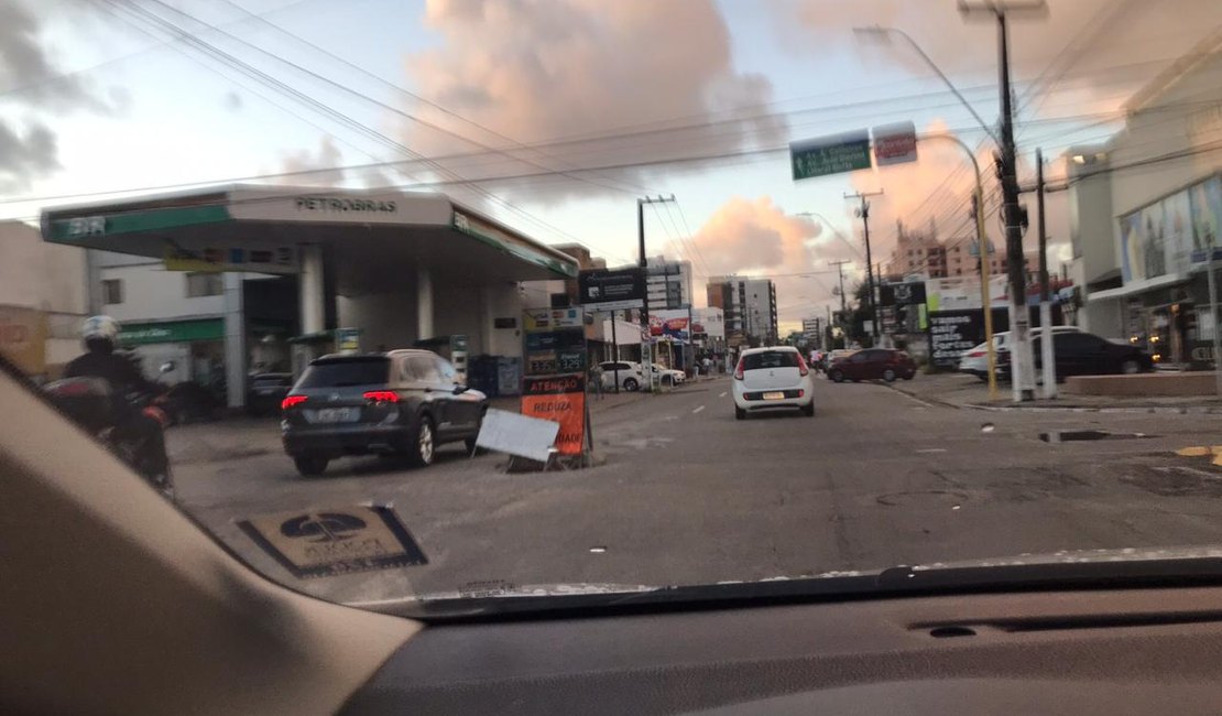 Obra deixa trânsito lento na Av. Antônio Gomes de Barros, na Jatiúca