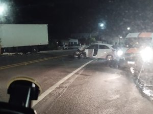 Colisão entre carro e caminhão deixa veículo destruído no município de Maribondo