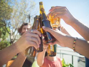 Saiba os perigos de misturar medicamentos e bebida alcoólica no carnaval
