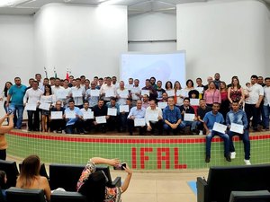 Campus Palmeira dos Índios entrega certificados do curso Eletricista de Sistemas Renováveis