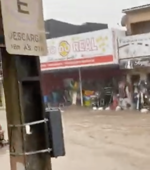 [Vídeo] Após grande volume de chuva, água invade lojas no centro de Coruripe