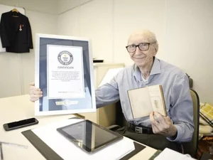 Funcionário mais antigo do mundo completa 100 anos