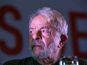 Lula se entrega e é preso pela Polícia Federal em São Paulo