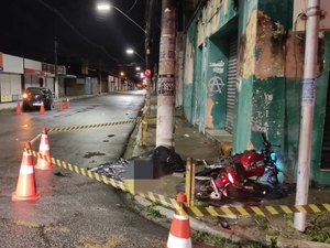 Motoqueiro morre em acidente no Centro de Maceió, após fugir de blitz da Lei Seca