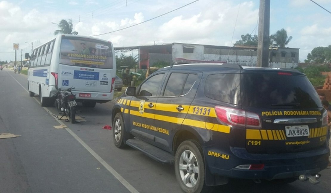 Duas pessoas ficam feridas após colisão com micro-ônibus