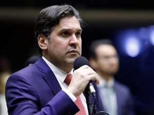 Ministro de Lula ou líder do governo: deputado de AL segue em ascensão nos bastidores de Brasília