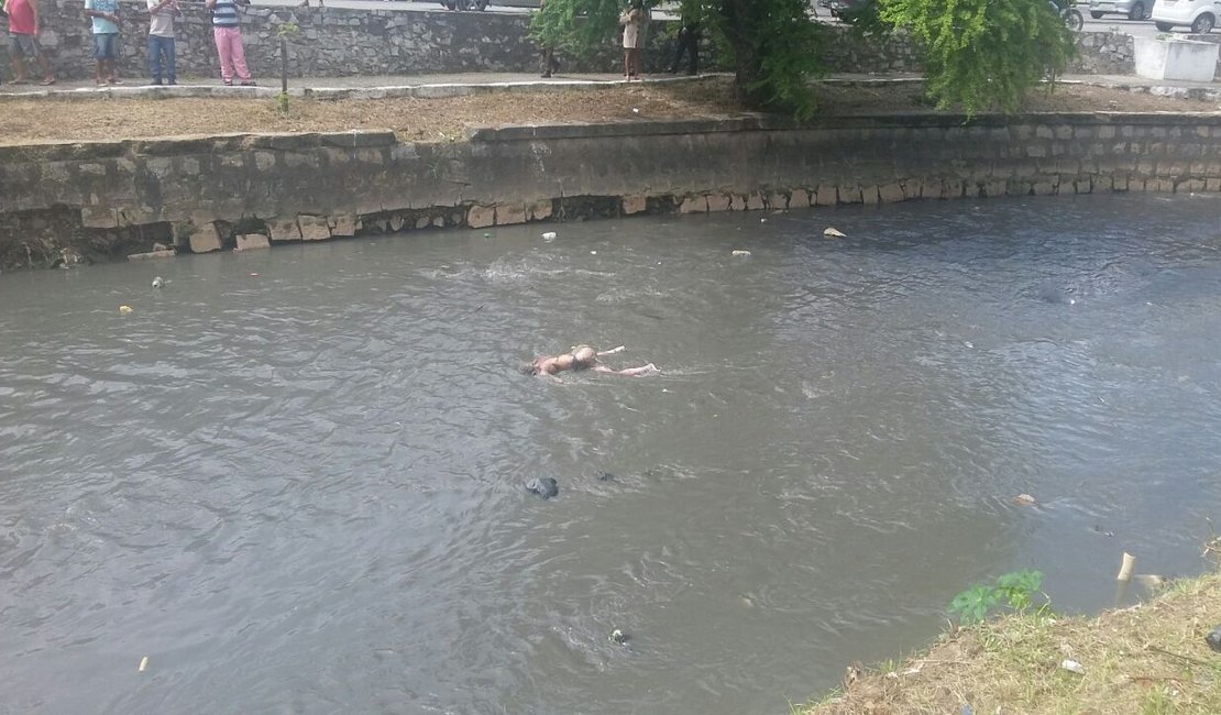 Corpo ainda não identificado é encontrado boiando no Riacho Salgadinho, em Maceió