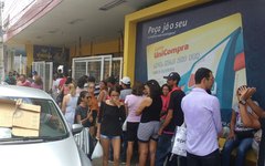 Correntistas formam longas filas em supermercado para sacar dinheiro