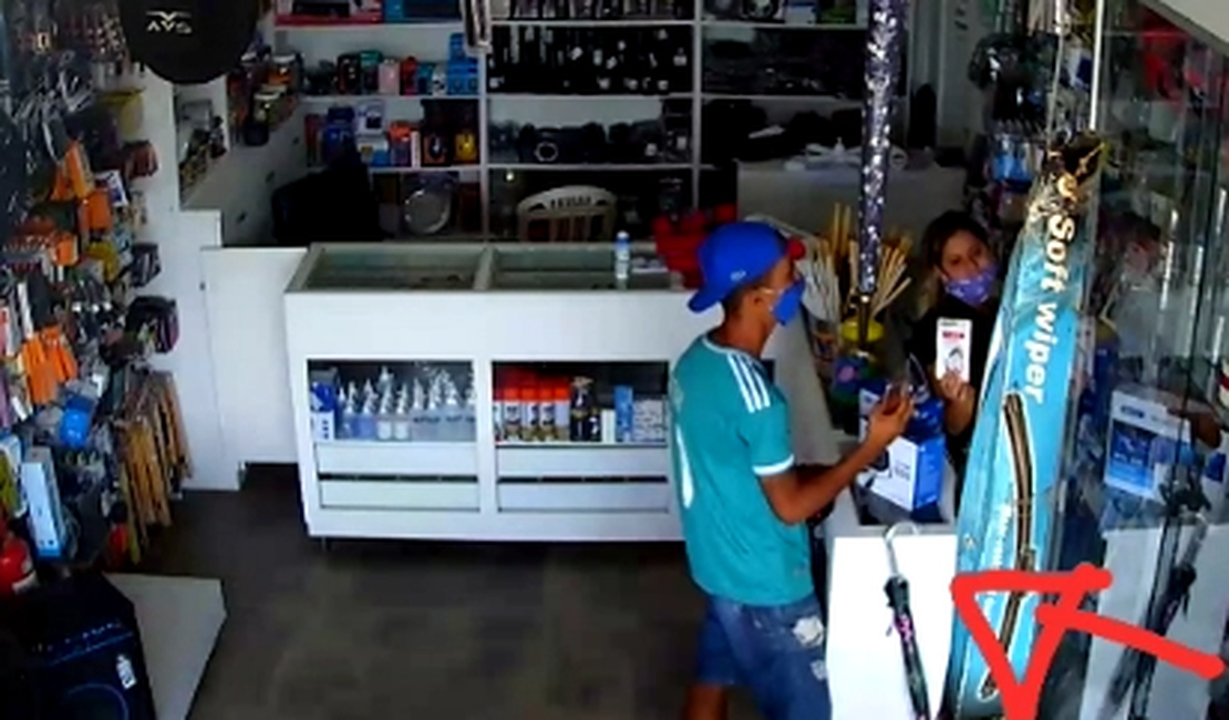 [Vídeo] Imagens de circuito de segurança flagram homem furtando loja de eletrônicos, em Maceió