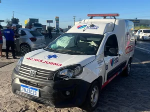Ambulância de Campo Alegre sofre colisão a caminho de hospital em Arapiraca