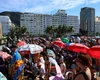 Fãs de Lady Gaga acampam nas areias de Copacabana para ver show