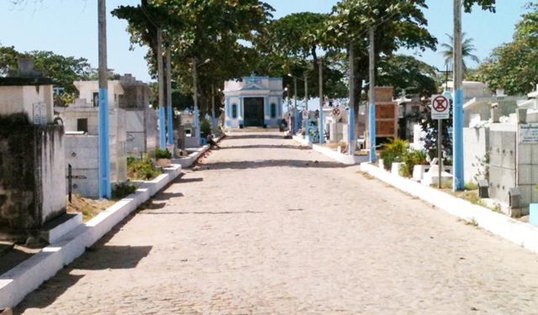 Cemitérios públicos se preparam para receber visitantes no Dia de Finados, em Maceió