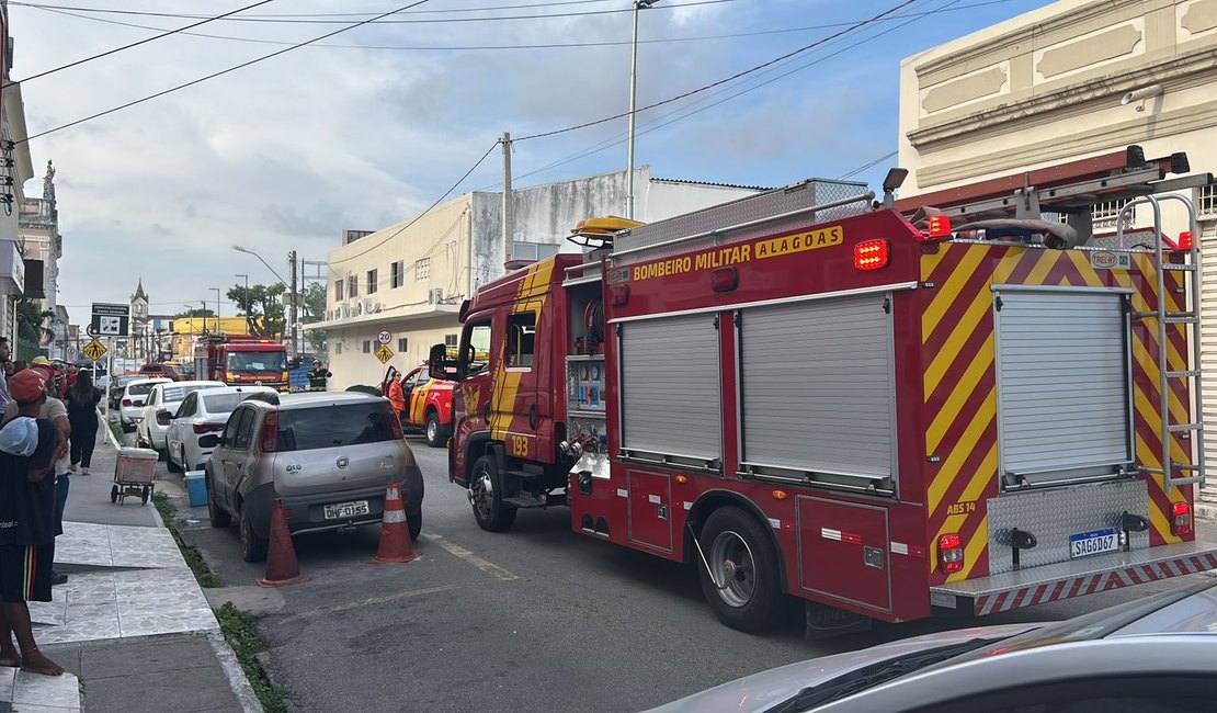 Incêndio atinge contador de energia de estabelecimento comercial no Centro de Maceió