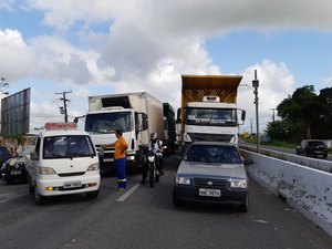 Manifestantes fecham trechos da BR-104 por falta de água, em Rio Largo