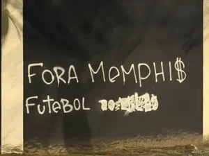 Torcida do Corinthians picha muros e pede saída de Memphis