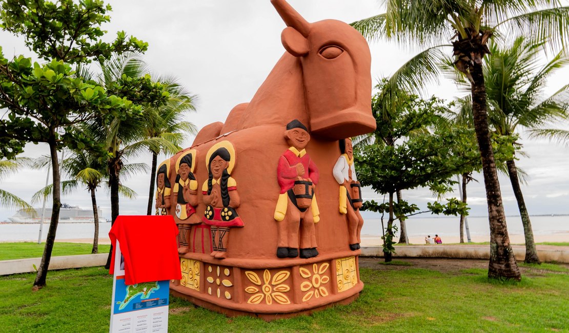 Escultura O Boi é reinaugurada no bairro de Jaraguá após ato de vandalismo