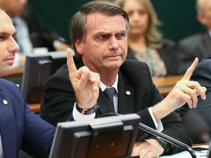 Bolsonaro diz que já advertiu filho sobre fechamento do STF