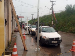 Equatorial retira postes de calçadas do bairro Planalto