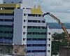 Vídeo registra máquina demolindo prédio abandonado no Pinheiro, em Maceió
