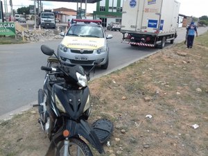 Colisão entre moto e caminhão deixa um ferido na AL-110
