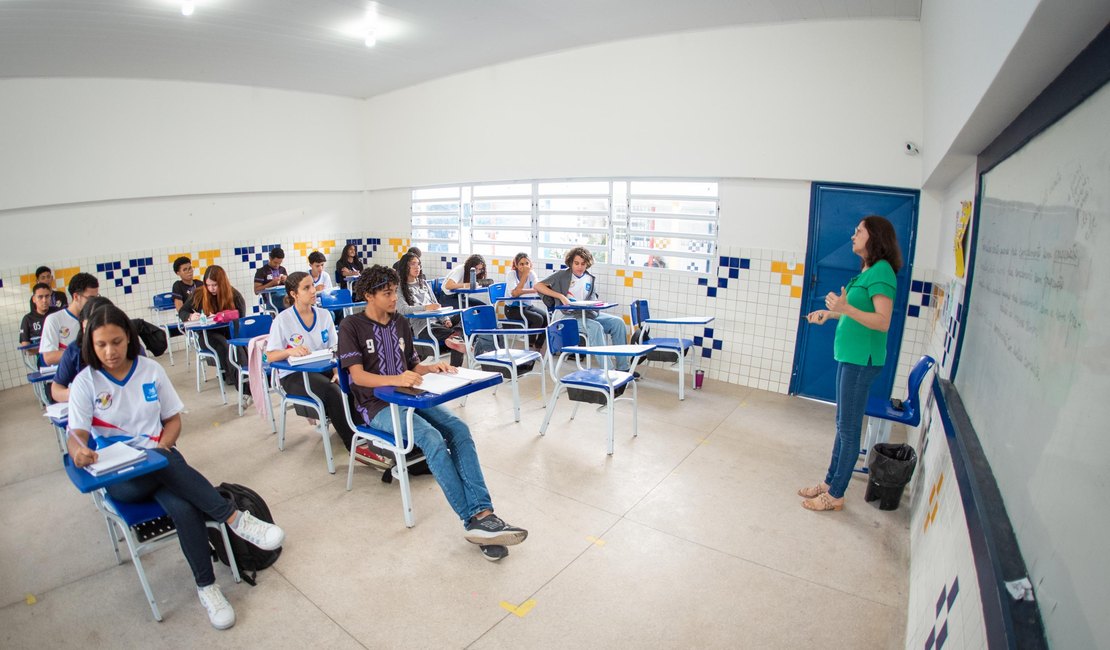 Governo de AL paga retroativo do Piso Nacional da Educação para mais de 2 mil professores