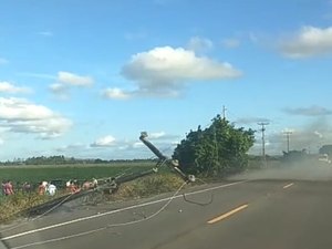 Veículo se acidenta na AL 110 e derruba poste de alta tensão
