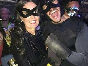 Fantasiados de super-heróis, Fátima Bernardes e namorado curtem festa em PE