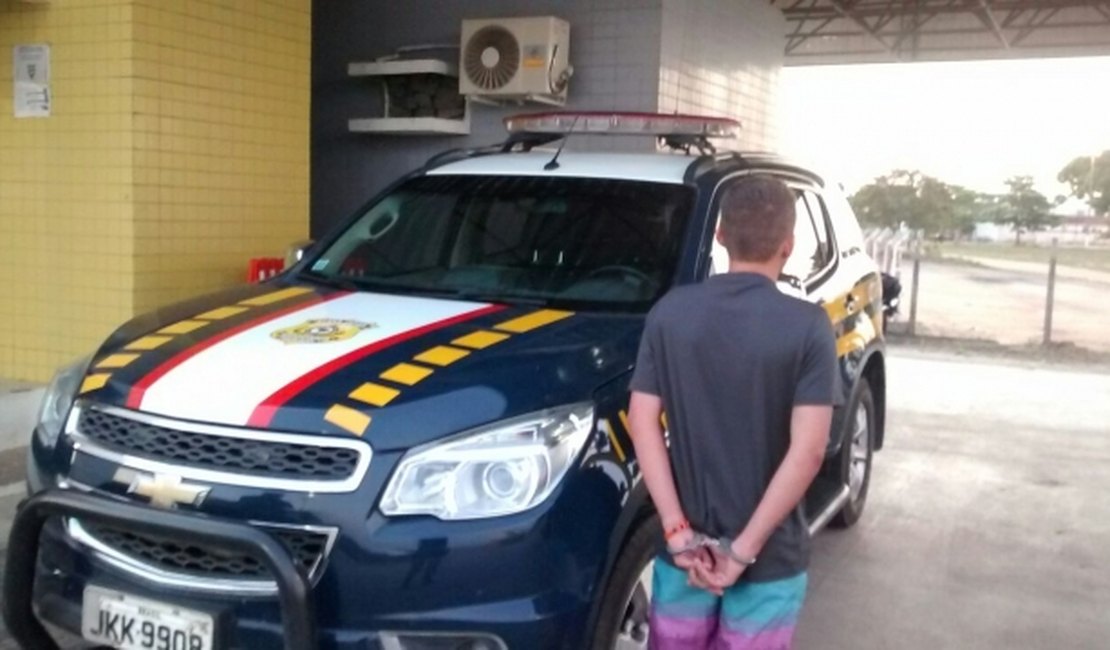 PRF prende três pessoas e recupera veículo roubado