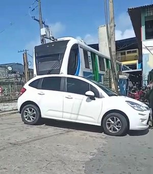 Carro estacionado próximo à linha férrea quase provoca acidente com VLT