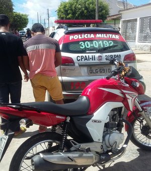 Polícia aborda e prende criminosos por circular em moto roubada em Arapiraca
