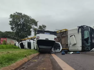 Caminhão-cegonha que levava 11 carros tomba na rodovia de São Paulo