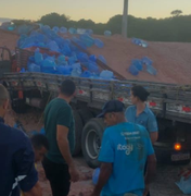 Motorista fica ferido após caminhão com carga de água tombar, em Satuba