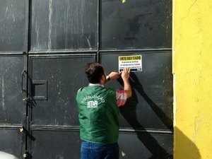 Após denúncia, IMA multa e interdita galpão de empresa de transportes