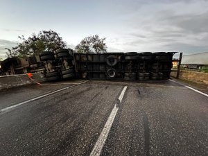 Acidente deixa cinco feridos e interdita BR-101 em Porto Real do Colégio