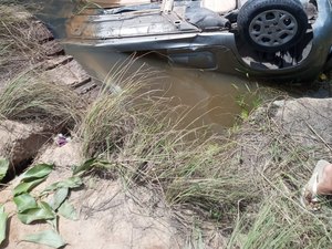 Carro cai em rio e mulher morre afogada em Maragogi