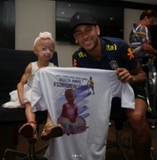 Neymar recebe visita de menina com doença rara e realiza o sonho da fã