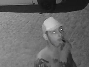 Câmeras de segurança flagram momento em que homem furta motocicleta no Feitosa