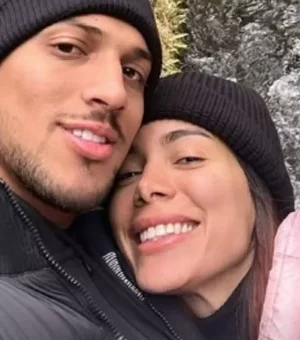 Anitta posa com ex-jogador do Flamengo em rancho