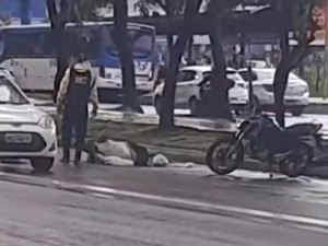 [Vídeo] Acidente de moto deixa uma pessoa ferida na Av. Fernandes Lima