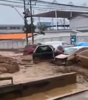 'Cachoeira de barro' é vista levando carros no Chile após tempestade