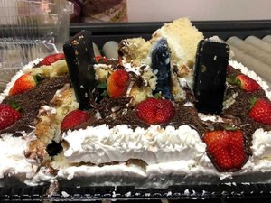 Bolo de aniversário ‘recheado’ com celulares é apreendido em cadeia