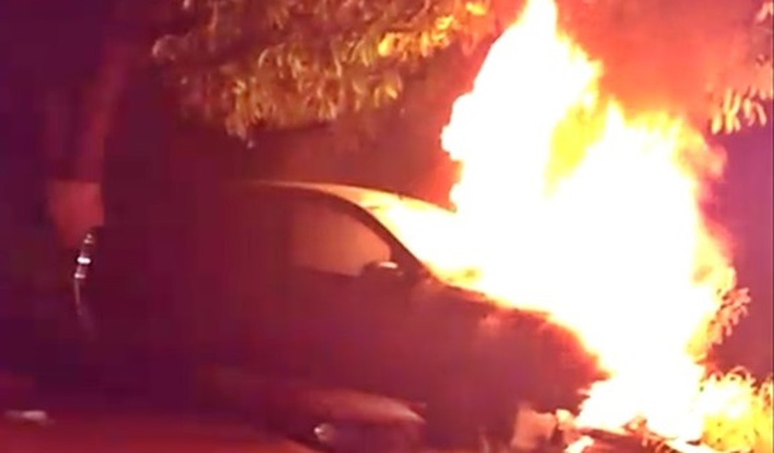 Carro pega fogo após colidir com motocicleta na AL-220, em Campo Grande