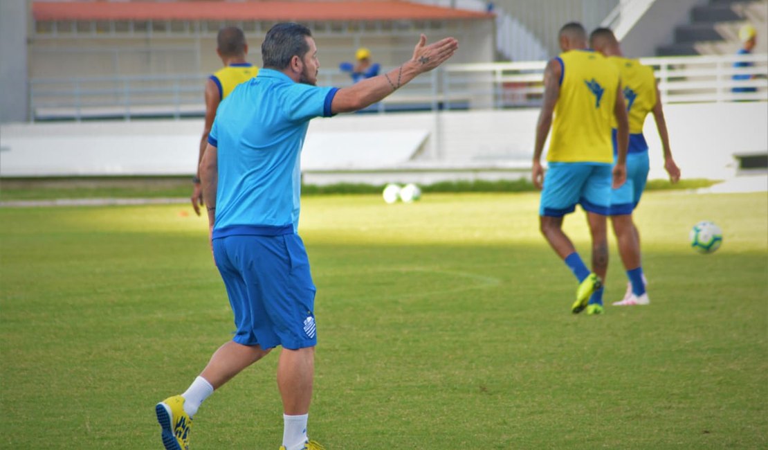 Com novidade no time titular, CSA encerra a preparação para encarar o Corinthians