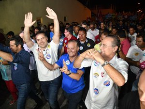 Caminhada com Senador Renan reúne multidão no Tabuleiro dos Martins