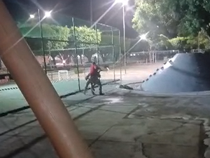 Adolescente é apreendido após agredir homem em situação de rua em praça